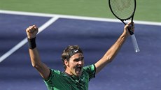 Roger Federer slaví triumf na turnaji v Indian Wells.