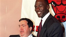 Jerry Krause (vlevo) a Michael Jordan na archivním snímku z roku 1988.