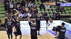 Hrái Iberostar Tenerife se chystají k zápasu Ligy mistr s ASVEL.