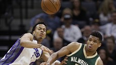 Skal Labissiere (vlevo) ze Sacramenta a Janis Adetokunbo z Milwaukee bojují o...