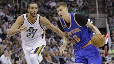 Kristaps Porzingis (vpravo) z New Yorku uniká Rudymu Gobertovi z Utahu.