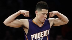 Devin Booker z Phoenixu ukazuje svaly.