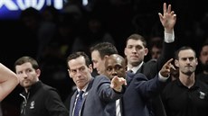 Hlavní trenér Kenny Atkinson a jeho mui z Brooklynu zdraví soupee z Phoenixu.