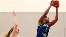 Julia Reisingerová (vlevo) z Karlových Var sleduje, jak Kia Vaughnová z USK...