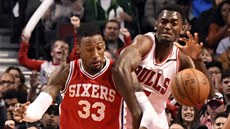 Robert Covington (vlevo) z Philadelphie bojuje o mí s Bobbym Portisem z...