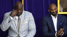 Shaquille O'Neal (vlevo) je dojatý, na odhalení jeho sochy v Los Angeles se...