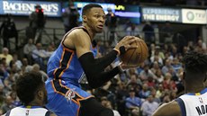 Russell Westbrook (0) z Oklahoma City se vznáí nad Wesleym Matthewsem a...