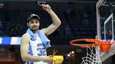 Luke Maye z North Caroliny si na památku své vítzné trefy odstihl kousek...