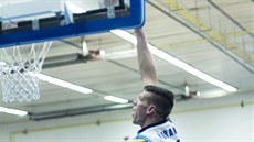 Kolínský basketbalista Ladislav Horák stílí na ko USK Praha.