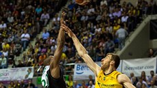 Fran Vázquez (vpravo) z Tenerife brání v utkání s francouzským ASVEL.