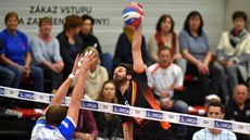 Ostravský volejbalista David Jank (zády) a Ondej Hudeek z Karlovarska v akci