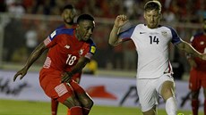 Luis Tejeda z Panamy (vlevo) a Tim Ream z USA v souboji o mí