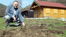 Starosta Kadan Jií Kulhánek v prunéovském kempu, kde divoáci poniili...