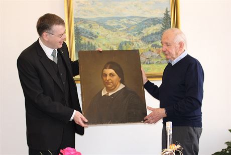 Ulrich Schwehn (vpravo) pedává námstkovi primátora Lukái Pletichovi obraz...