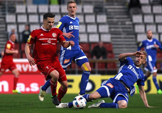 Momentka z utkání Olomouc vs. Tinec. Ve skluzu je olomoucký Uro Radakovi.