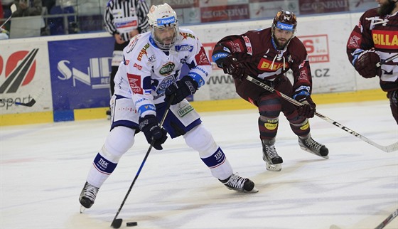 Kapitán Komety Leo ermák hraje v letoním play-off v helm s celoobliejovým...