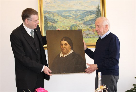 Ulrich Schwehn (vpravo) předává náměstkovi primátora Lukáši Pletichovi obraz...