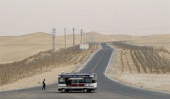 Provincii Sin-ťiang z velké část tvoří poušť Taklamakan (21. března 2017)
