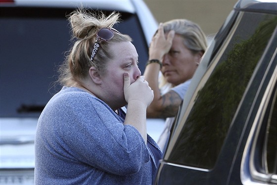 Lidé u baptistického kostela v texaském New Braunfelsu reagují na nehodu, při...
