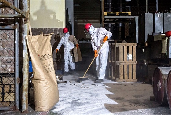 Vybraná firma začala likvidovat jedovaté látky uložené v areálu ve Lhenicích na...