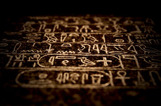 Egyptské hieroglyfy na stéle, kterou se vzkazem uložíme do Země v Botanické...