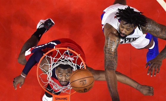 DeAndre Jordan (vpravo) z LA Clippers neubránil Johna Walla z Washingtonu.