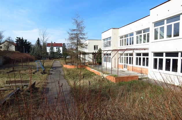 Zarostlá bývalá mateřská školka v ulici Záhorského na Barrandově