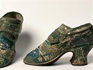 Boty na podpatku z 18. století ze sbírky Textilního a kostýmního muzea v...