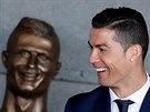 TO JSEM FAKT JÁ? Cristiano Ronaldo ped svou sochou na letiti, které nov nese...