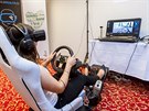 Auta právem patí k oblíbeným hrám pro virtuální realitu. Hosteska zkouí VR...