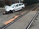 Osobní vůz po střetu s rychlíkem u Černožic zboural světelnou signalizaci...