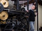 Vedoucí eskoskalického Muzea textilu Vlastimil Havlík mezi textilními stroji