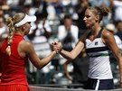 Caroline Wozniacká (vlevo) slaví postup do finále turnaje v Miami, gratuluje jí...