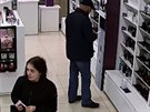 Podezelá dvojice v obchod na snímku z bezpenostní kamery.