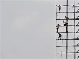 Migrantská pracovní síla padá za ob i stavebnímu prmyslu v indické Bombaji....