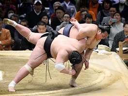 AMPION V SUMÓ. Japonský yokozuna neboli velký ampion v sumó Kisenosato háe z...