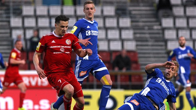 Momentka z utkn Olomouc vs. Tinec. Ve skluzu je olomouck Uro Radakovi.