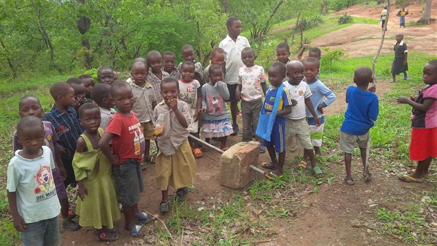 Do Tanzanie přivezl Vojtěch Kundrát nově vyvinutý filtr s membránou z nanovláken i chemické vybavení pro školu. Pitnou vodu teď má čtyřtisícová Mpanza, nemocnice i škola. S dobrovolníky pomohli postavit i střechu nové školy.