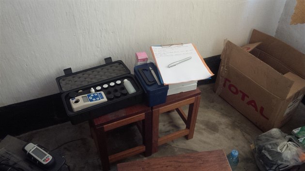 Do Tanzanie p�ivezl Vojt�ch Kundr�t nov� vyvinut� filtr s membr�nou z nanovl�ken i chemick� vybaven� pro �kolu. Pitnou vodu te� m� �ty�tis�cov� Mpanza, nemocnice i �kola. S dobrovoln�ky pomohli postavit i st�echu nov� �koly.