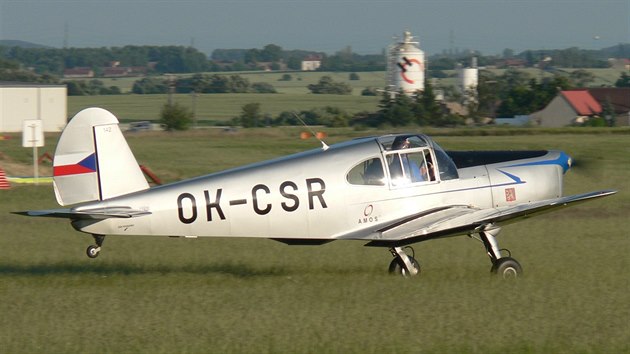 Rekonstruovan a opt letuschopn M-1C Sokol. Imatrikulace OK-CSR je novodob, jeho prvn z roku 1947 byla OK-BKO. S letounem po norovm pevratu ultli na Zpad Josef ermk (bval pilot 311. perut RAF) a Frantiek Dvok (majitel pedmtnho sokola).