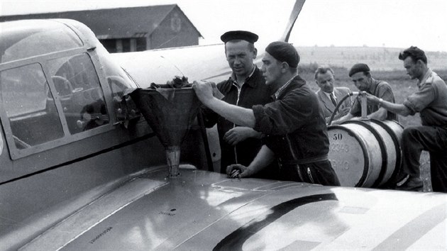 erpn paliva do letounu M-1C Sokol, mu v obleku je konstruktr sokol Zdenk Rubli.