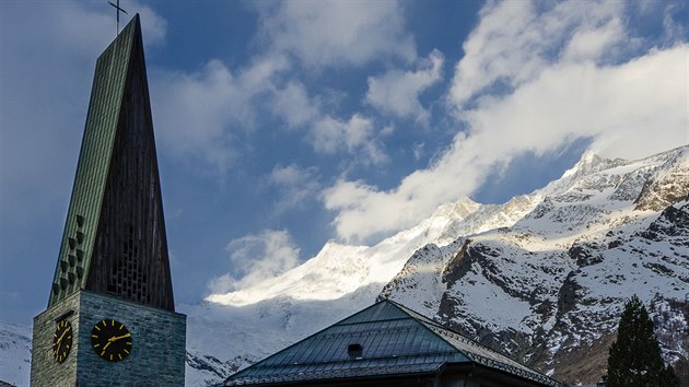 Pohled znmst u kostela na nejvy horu, kter se cel nachz na zem vcarska, 4 545 m vysok Dom (prav dvojvrchol uprosted snmku).