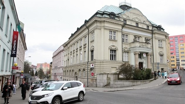 Do nového nákupního paláce, který na místě někdejší Jabloně slavnostně otevře v pátek, se přestěhují například Komerční banka.