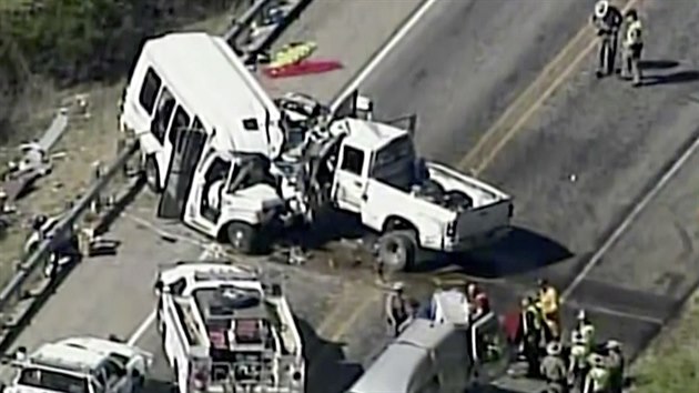 Při srážce minibusu s dodávkou zahynulo v Texasu dvanáct lidí (29. března 2017).