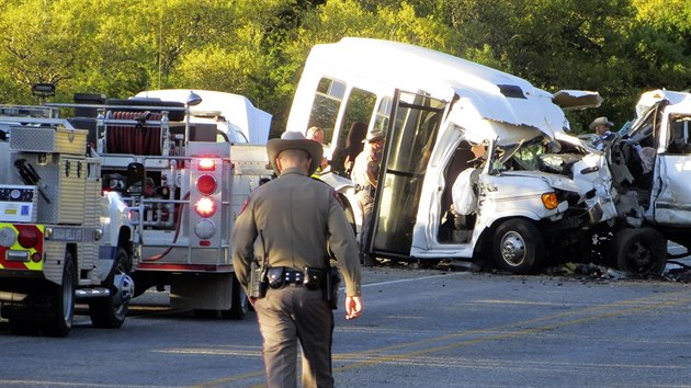 Pi srce minibusu s dodvkou zahynulo v Texasu dvanct lid (29. bezna 2017).