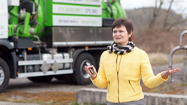 Vybran firma zaala likvidovat jedovat ltky uloen v arelu ve Lhenicch na Prachaticku. Na snmku je starostka mstyse Marie Kabtov.