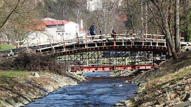 Nad kou Jihlvkou se v souasn dob dokonuje lvka, po n povede nov sek stezky pro cyklisty. Mostek bude hotov do konce dubna.