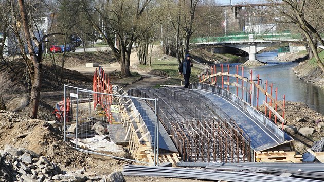 Nad kou Jihlvkou se v souasn dob dokonuje lvka, po n povede nov sek stezky pro cyklisty. Mostek bude hotov do konce dubna.