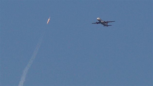 Americk spolenost SpaceX jako prvn na svt opakovan pouila prvn stupe nosn rakety Falcon 9 k vynesen druice na obnou drhu. Na snmku je k vidn vedle dopravnho letadla spolenosti Virgin Airlines zrovna vzltajcho z letit v Orlandu (30. bezna 2017).