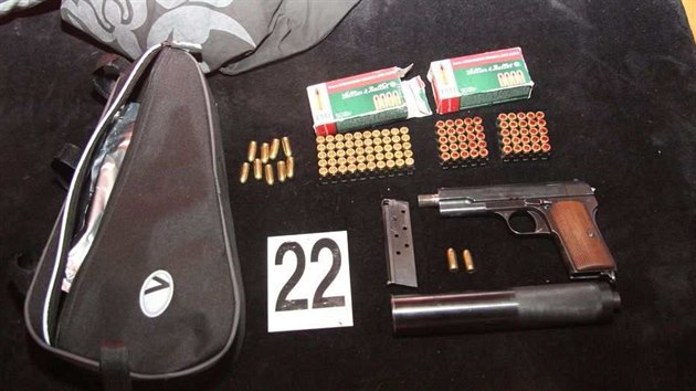 Policisté při domovní prohlídce u dealera drog našli mimo jiné nelegálně drženou zbraň s náboji a tlumičem.